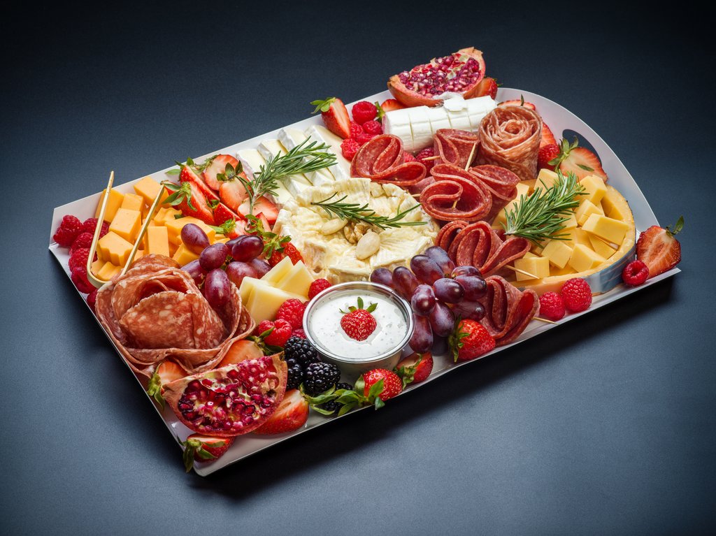 Platou delicatese fine 1 - brânzeturi și mezeluri mediteraneene