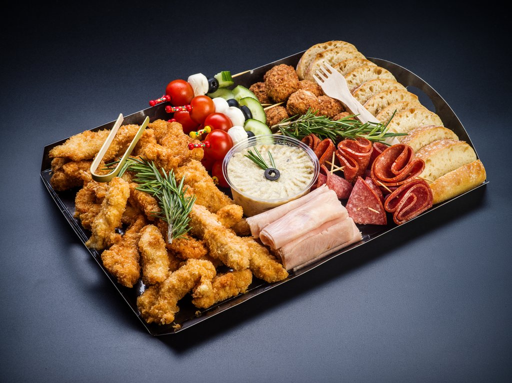 Platou Classic - aperitiv generos cu mezeluri și legume
