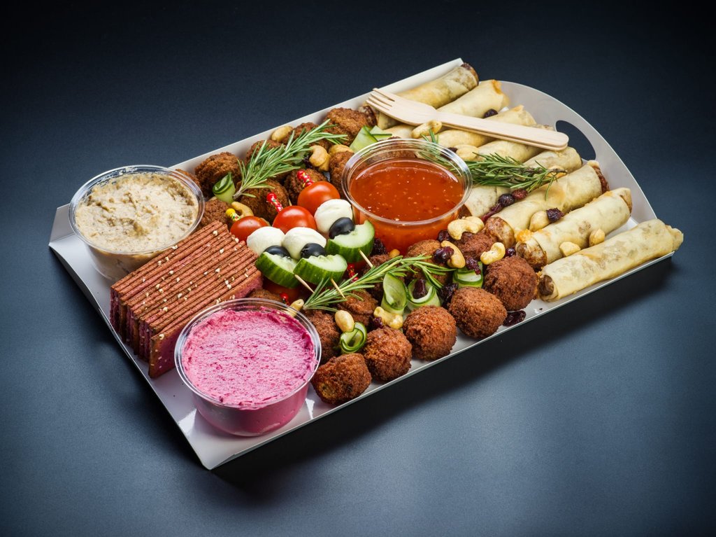 Platou Vegan - hummus, falafel, legume mediteraneene